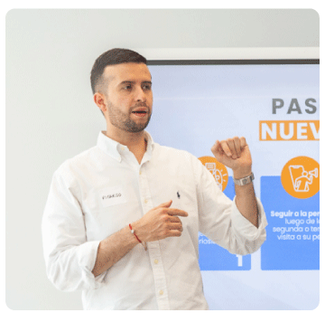 experto rocket dictando el curso de gestion comercial y ventas